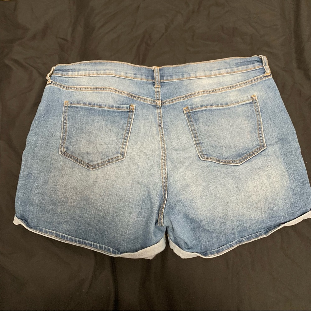Old Navy Curvy Jean Shorts - Picture 2 of 4